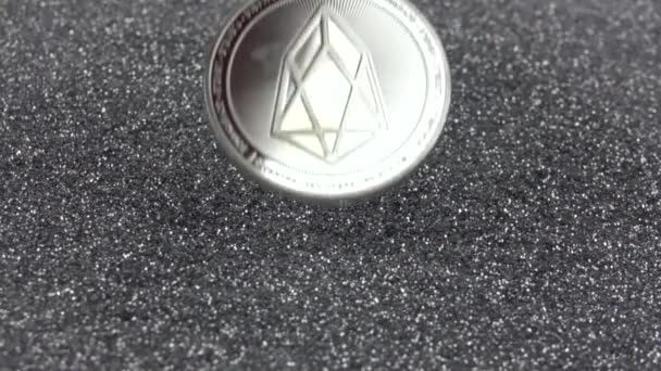 Kryptowaluta EOS spada na srebrne iskry. Prawdziwa metalowa moneta. Zwolniony ruch 500fps. — Wideo stockowe