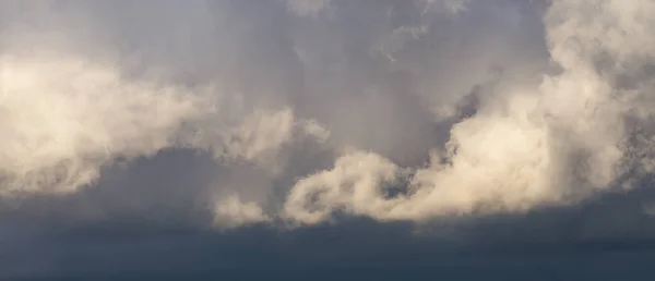 폭풍우가 몰아치는 날씨와 하늘에 아름다운 구름이 — 스톡 사진