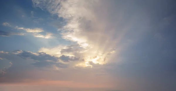 Hoffnungskonzept Mit Sonnenstrahlen Dramatischen Himmel — Stockfoto