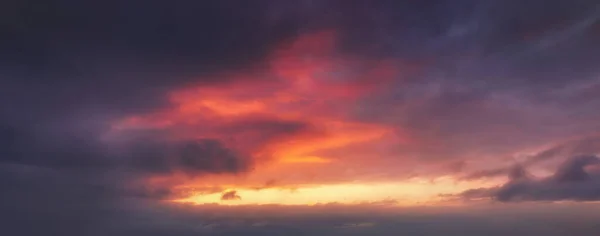 Bakgrund Molnigt Landskap Skymningen Med Röda Moln Himlen — Stockfoto