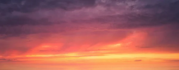 Fond Paysage Nuageux Avec Nuages Rouges Coucher Soleil Sur Ciel — Photo