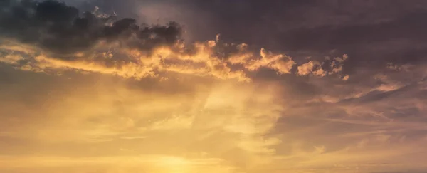 Wolkenlandschap Met Dramatische Mooie Stormachtige Wolken Bij Zonsondergang — Stockfoto