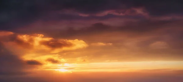 日没時の雲の背景には空とオレンジの雲があり — ストック写真