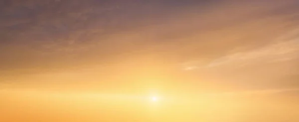 Hintergrund Der Wolkenlandschaft Bei Sonnenuntergang Mit Sonnenschein Strahlenden Himmel Und — Stockfoto