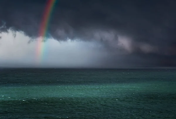 Δραματική Θυελλώδη Σύννεφα Πάνω Από Θάλασσα Ένα Ουράνιο Τόξο — Φωτογραφία Αρχείου