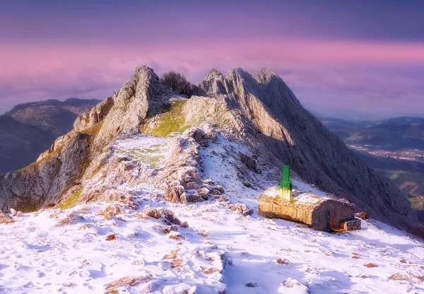 雪の家と夕日のウルキオラ山の冬の風景 — ストック写真