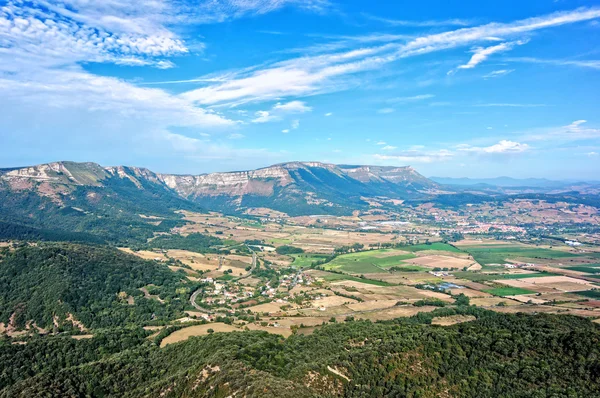Orduna Köyü ve sierra salvada dağlar — Stok fotoğraf
