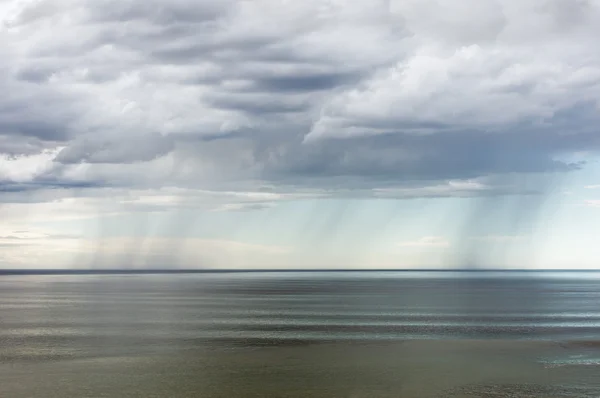 Chuva sobre o mar — Fotografia de Stock