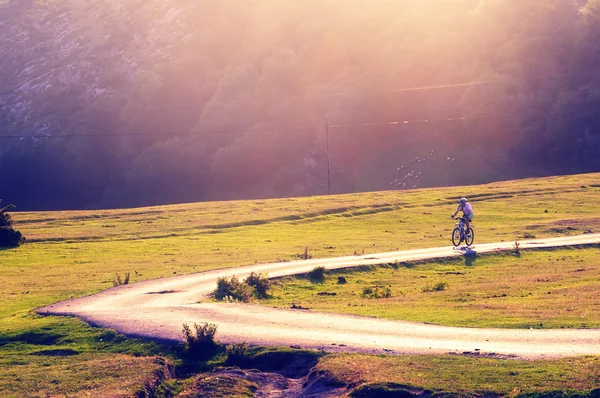 Biker ridning på landsväg — Stockfoto