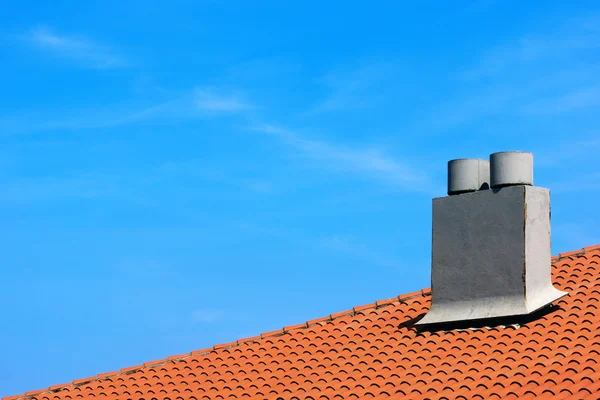 Schornstein auf Hausdach — Stockfoto