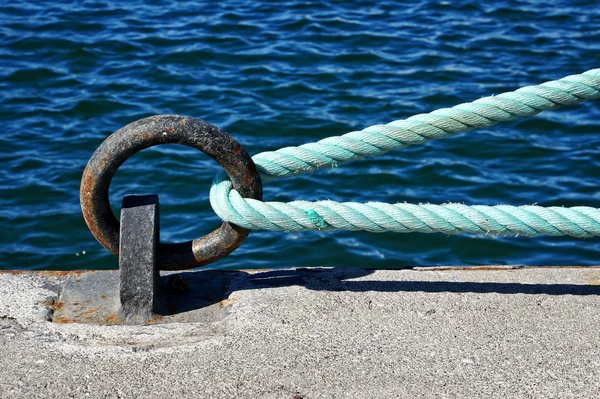 Mooring ring on dock with rope — Stock Photo, Image