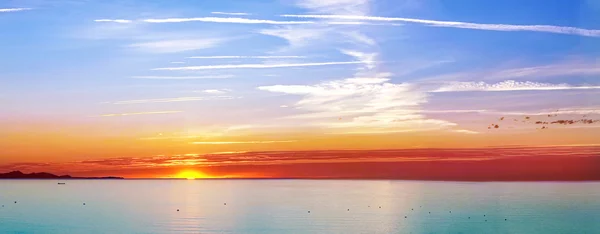 Sonnenuntergang auf dem Meer mit einigen Schiffen — Stockfoto