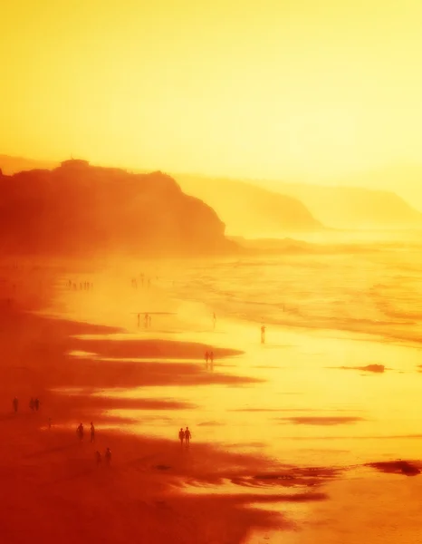 Personnes à Sopelana plage avec brume — Photo