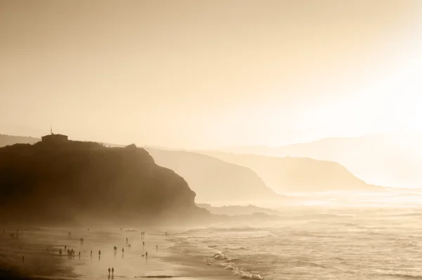 Pessoas na praia de Sopelana com neblina — Fotografia de Stock