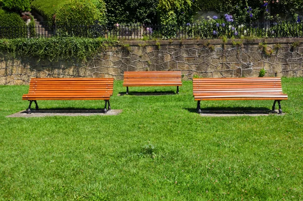 Wooden benches on park — Stock Photo, Image