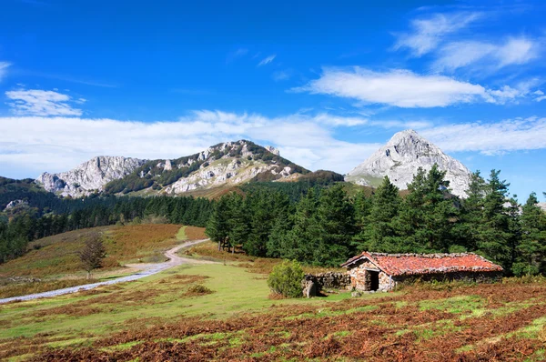 Werpen in urkiola bergen — Stockfoto