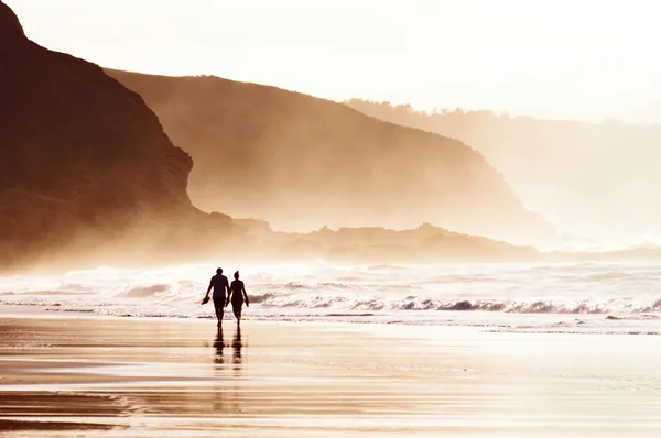 Couple marchant sur la plage avec brouillard — Photo