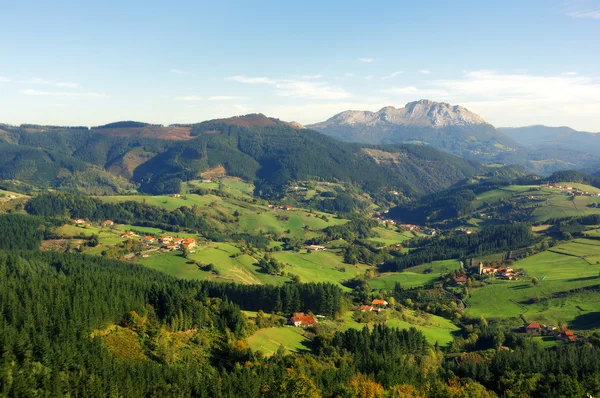 Valle dell'Aramaio con montagna di Udalaitz — Foto Stock