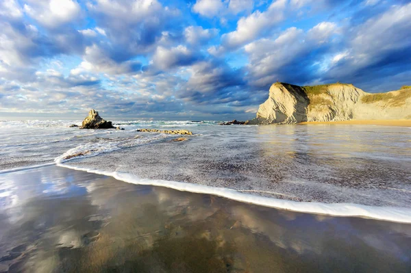 Sopelana plaj dalga köpüğü ve yansımalar — Stok fotoğraf