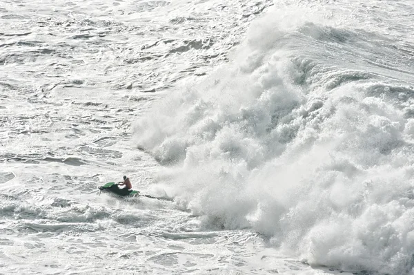 Embarcation s'échappant d'une énorme vague — Photo