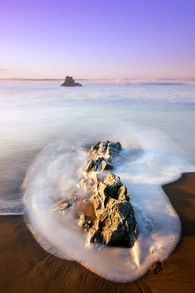 Roches avec de l'eau soyeuse à Sopelana — Photo