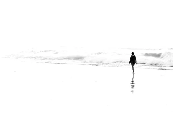 Mulher andando na praia — Fotografia de Stock