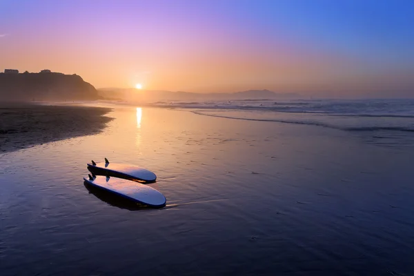 Sopelana strand met surfplanken op de oever — Stockfoto