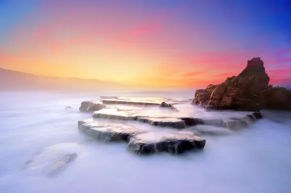 Azkorri strand bij zonsondergang met levendige kleuren — Stockfoto
