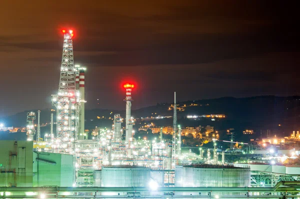 Industrielle Raffinerie in der Nacht — Stockfoto