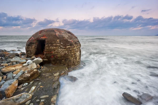 Azkorri 海滩上的废弃碉堡遗址 — 图库照片