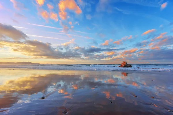 Plaja Sopelana la apus de soare cu reflecții cupluri — Fotografie, imagine de stoc