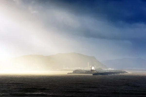 Entrance of harbour of bilbao with sun rays — Stock Photo, Image