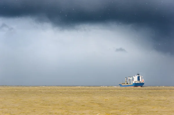 Cargo avec temps orageux — Photo