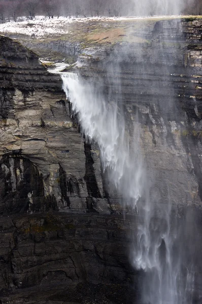 Nervion Flussquelle und Wasserfall mit Wind — Stockfoto