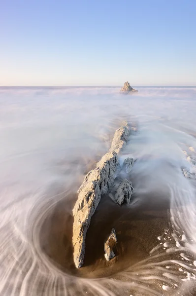 Скалы с шелковистой водой в Сопелане — стоковое фото