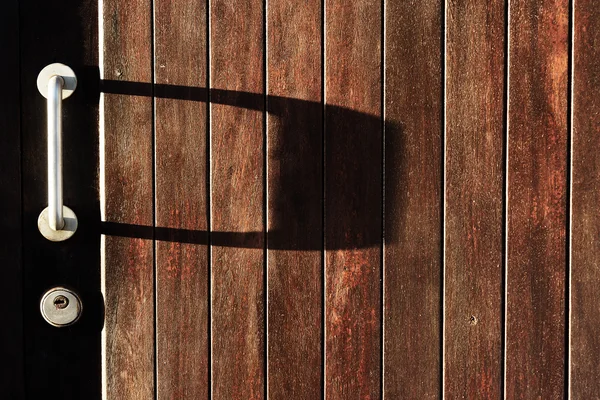 Poignée de porte métallique sur la vieille porte — Photo