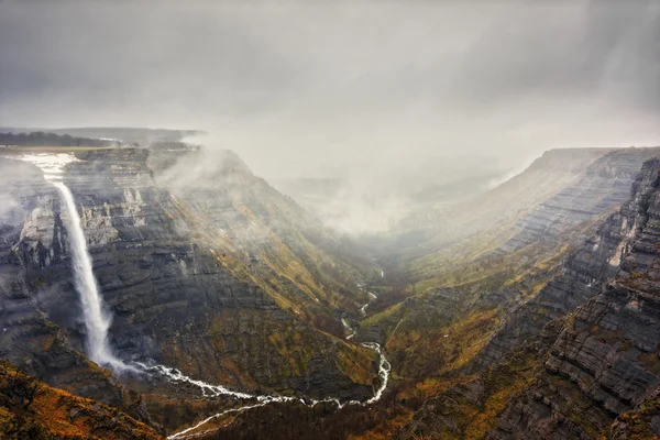 Nervion floden källa och vattenfall — Stockfoto