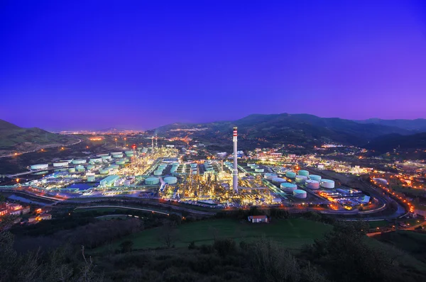 Industrielle Fabrik bei Nacht — Stockfoto