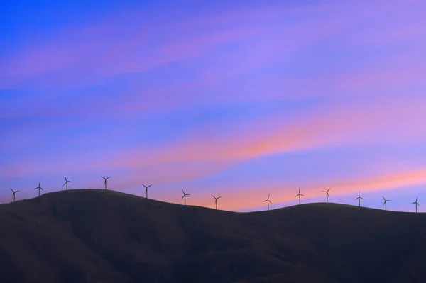 Turbinas eólicas no parque eólico nas montanhas — Fotografia de Stock