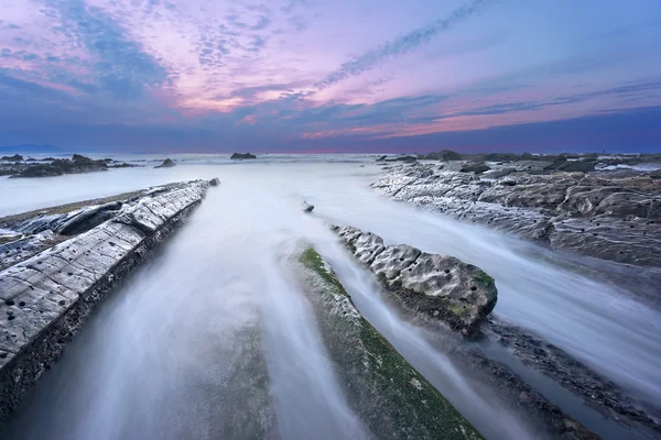 Barrika plaj gün batımında kayalarda — Stok fotoğraf