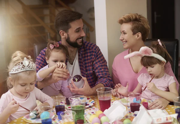 Familia pintando huevos antes de Pascua —  Fotos de Stock