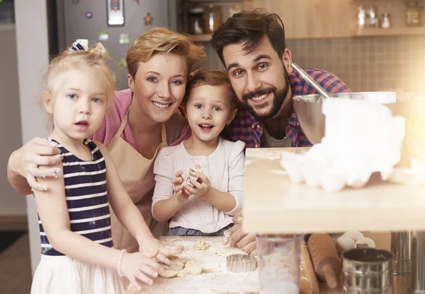 Galletas familiares para hornear en la cocina — Foto de Stock