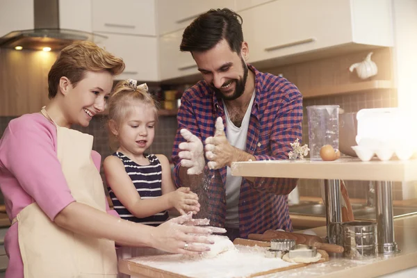 Galletas familiares para hornear en la cocina — Foto de Stock