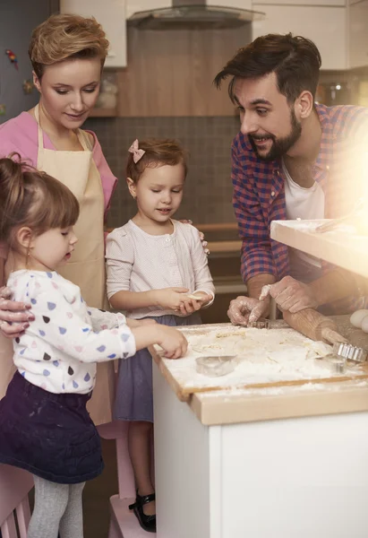 Οικογένεια ψήσιμο τα cookies στην κουζίνα — Φωτογραφία Αρχείου