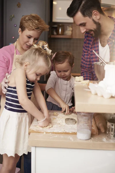 Familjen baka cookies i kök — Stockfoto