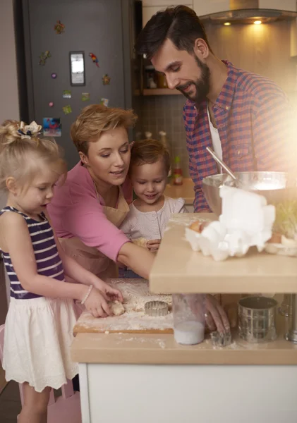 Rodina pečení cukroví v kuchyni — Stock fotografie