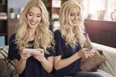 belgili tanımlık smartphones kullanarak ikiz