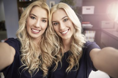 Kız kardeş sevgi ile Selfie