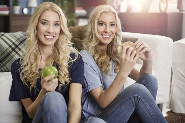 Gemelos con diferente enfoque de la nutrición — Foto de Stock