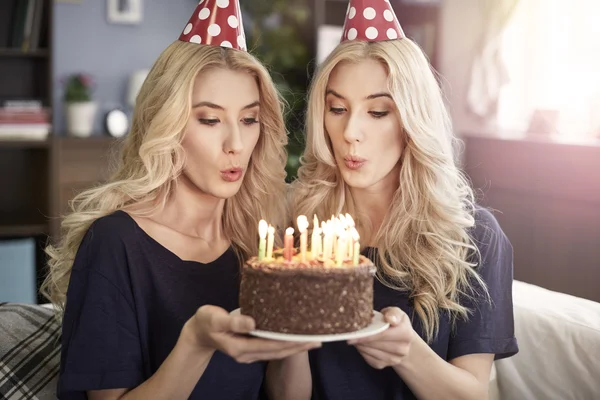 Zwillinge feiern Geburtstag — Stockfoto